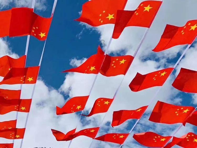难怪王扶林非让成梅演贵妃,同样是戴凤冠,谁也没她贵气